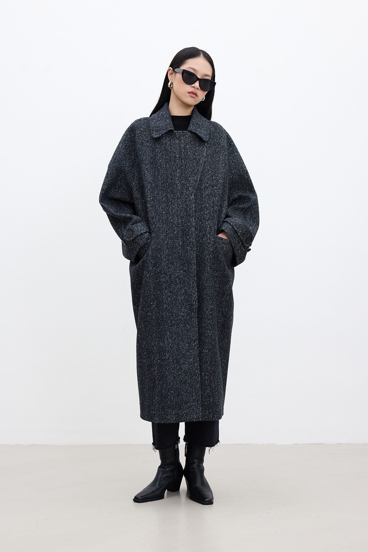 Asymmetric cachet coat black