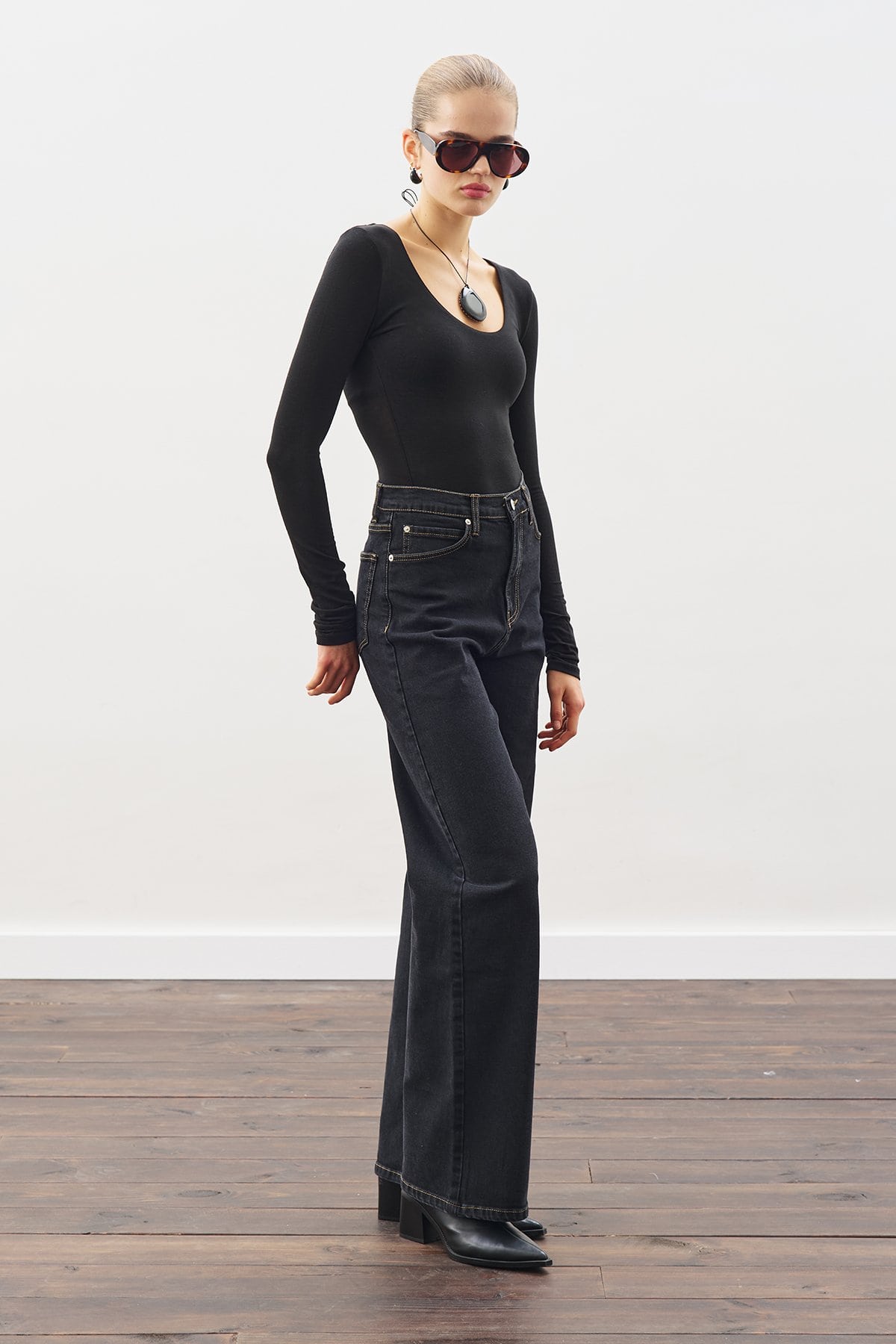 Black long wide-leg jeans