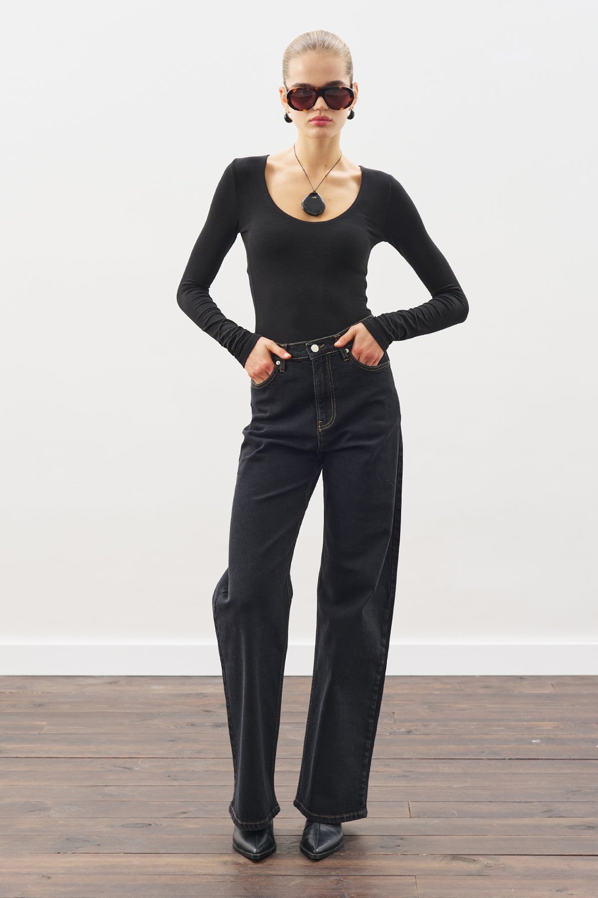 Black long wide-leg jeans