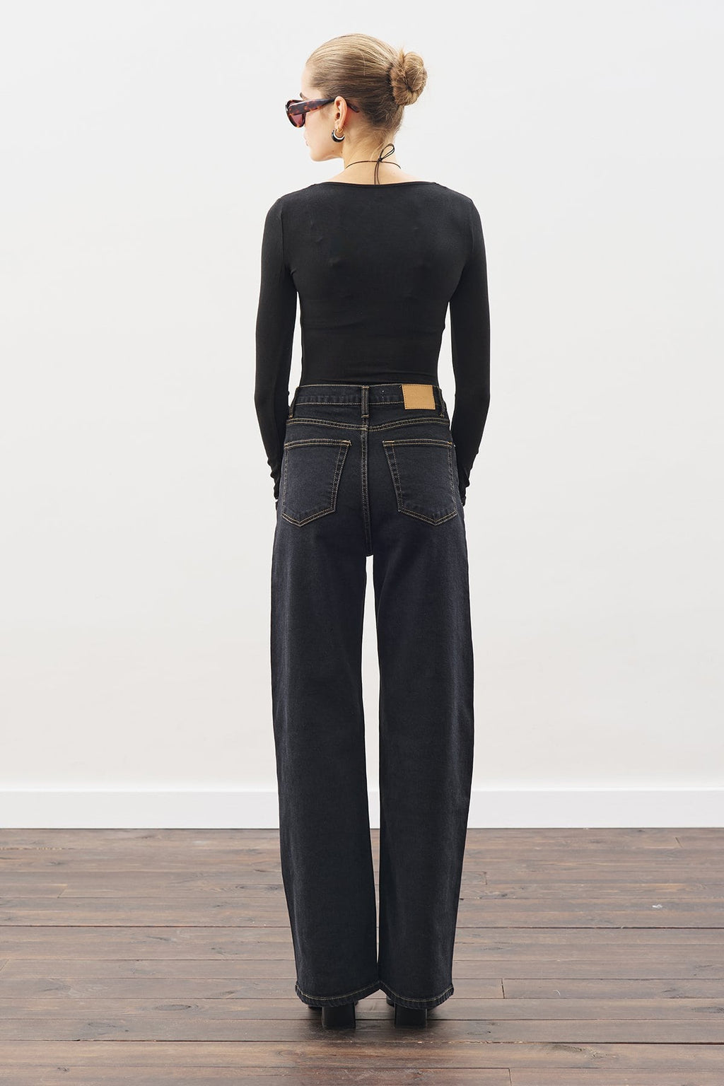 Black long wide-leg jeans