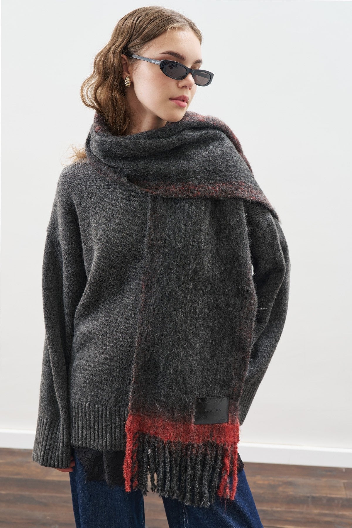 Anthracite stripe-detail scarf