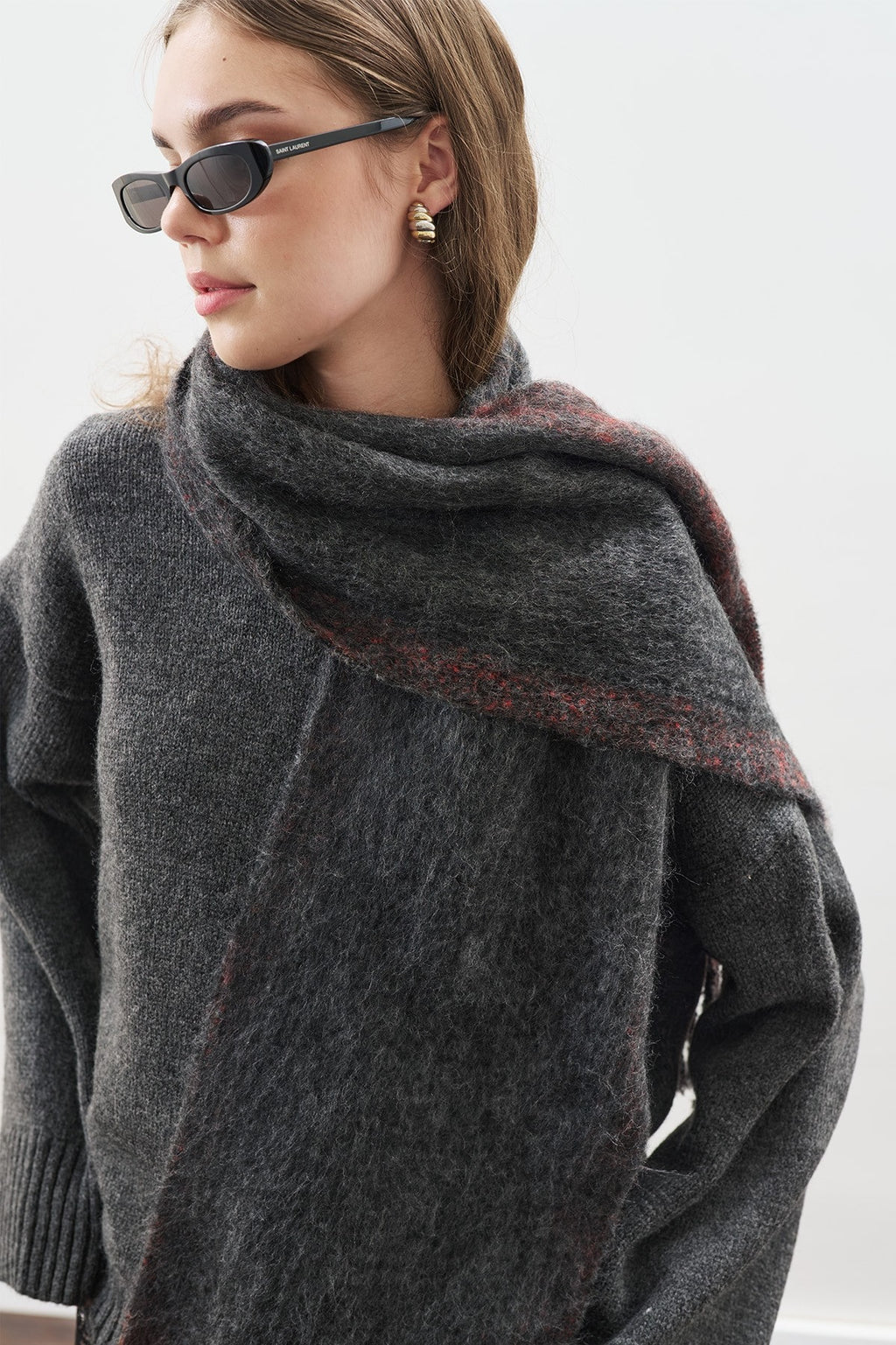 Anthracite stripe-detail scarf
