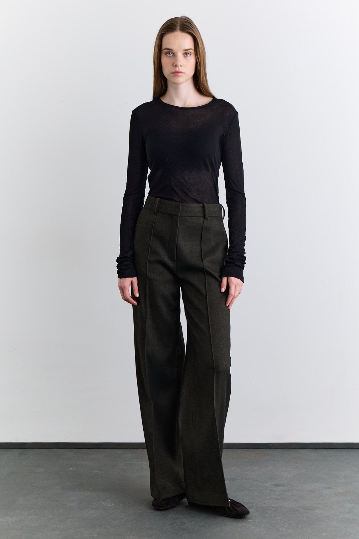 Khaki classic pleated fabric trousers