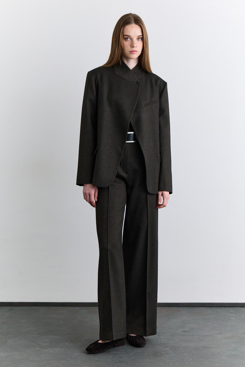 Khaki classic pleated fabric trousers