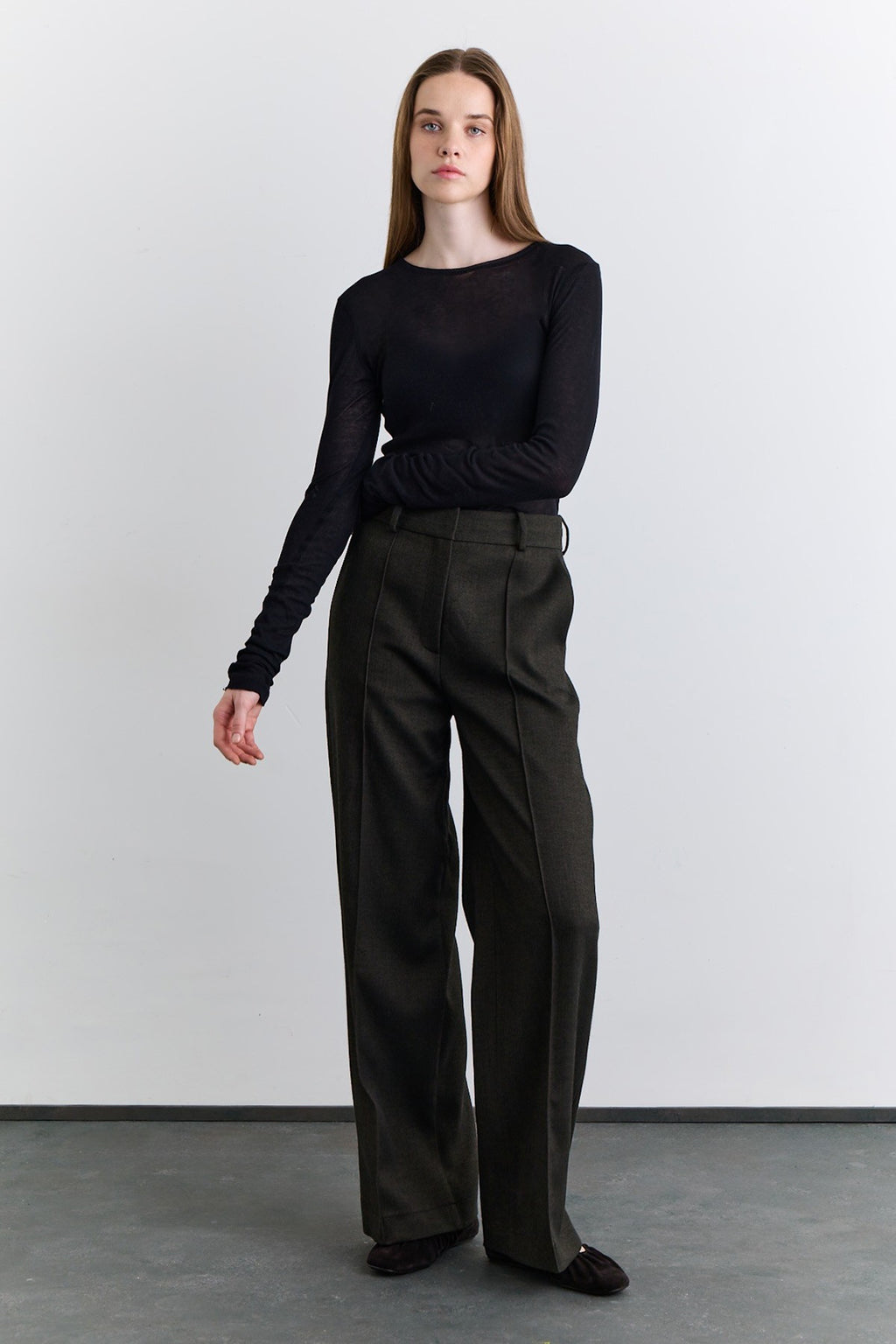Khaki classic pleated fabric trousers