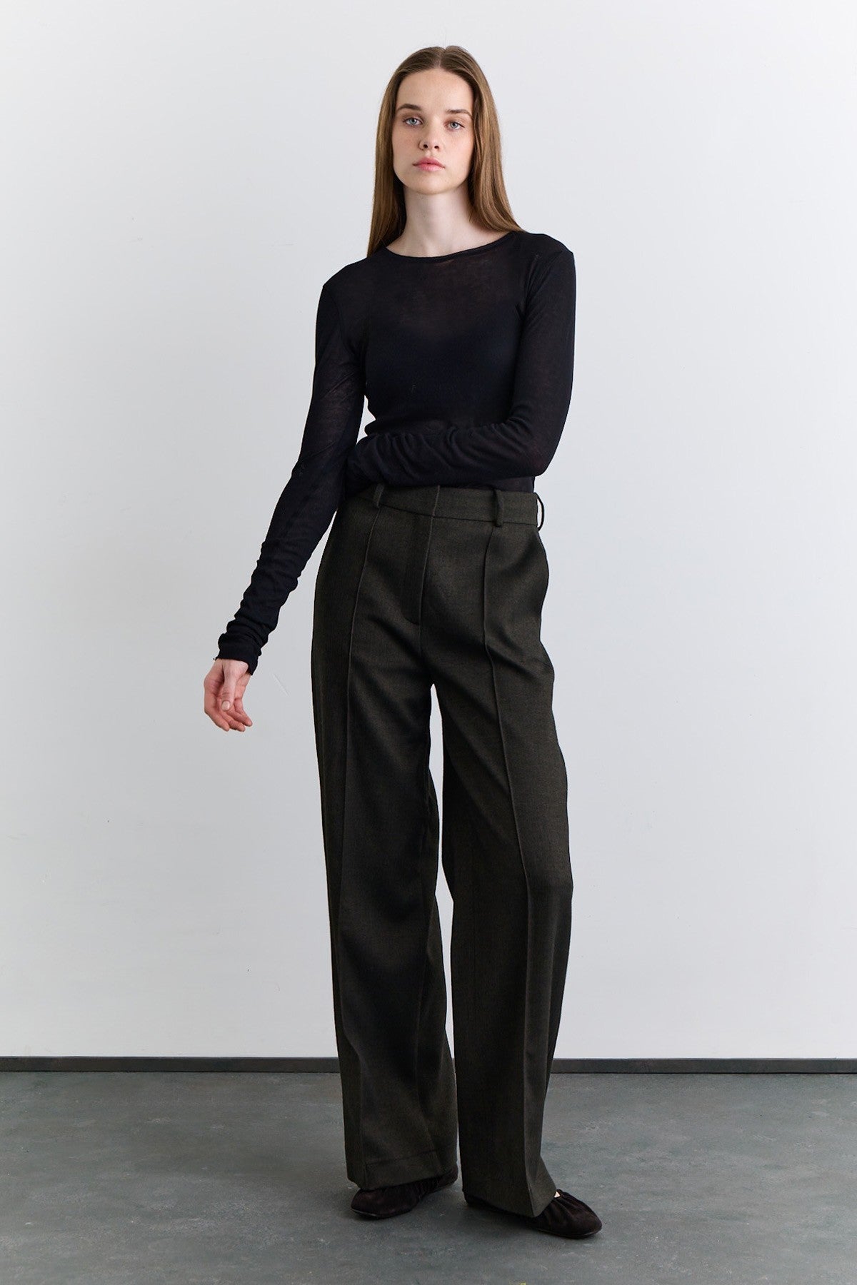 Khaki classic pleated fabric trousers