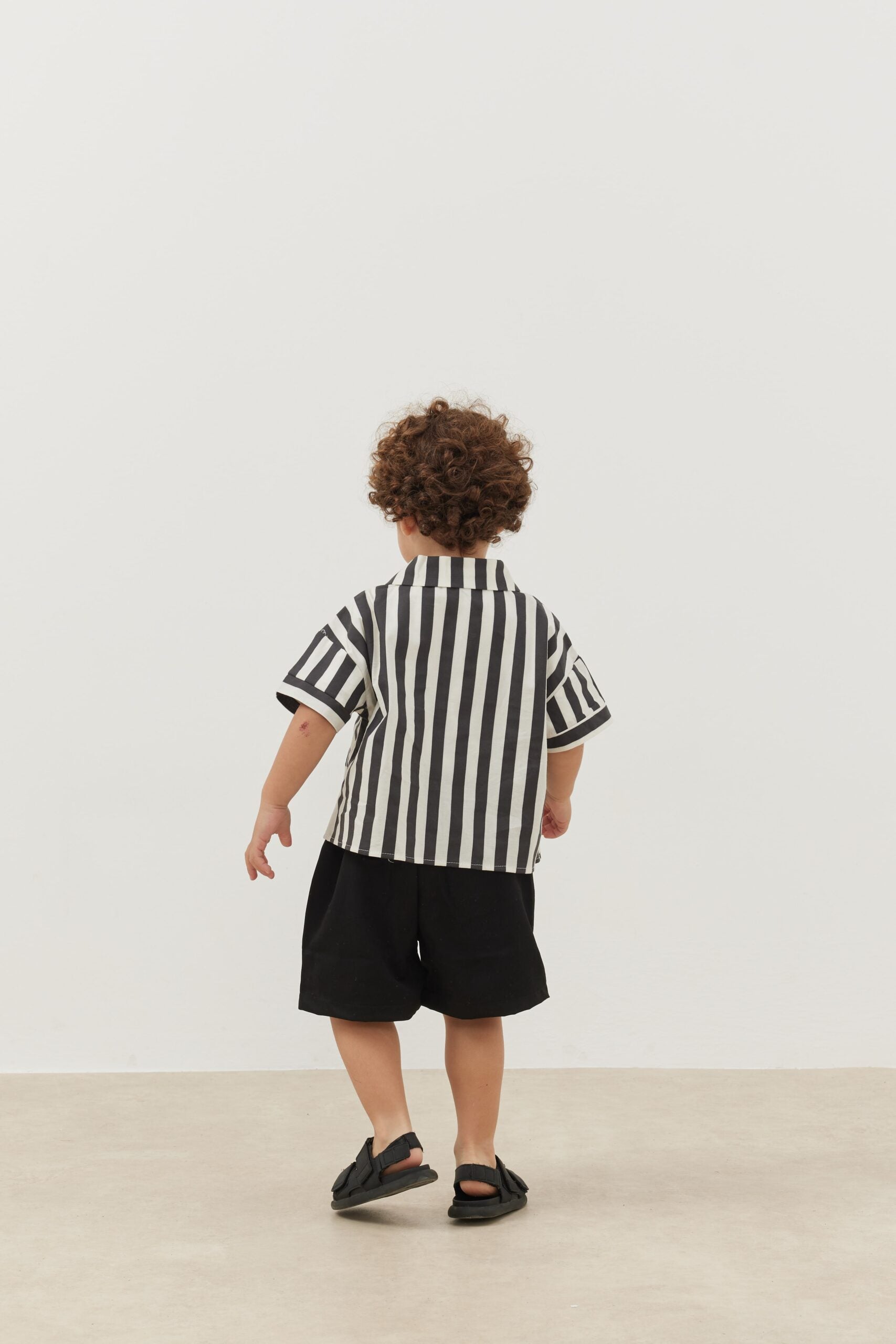 Kangaroo pocket shirt striped black