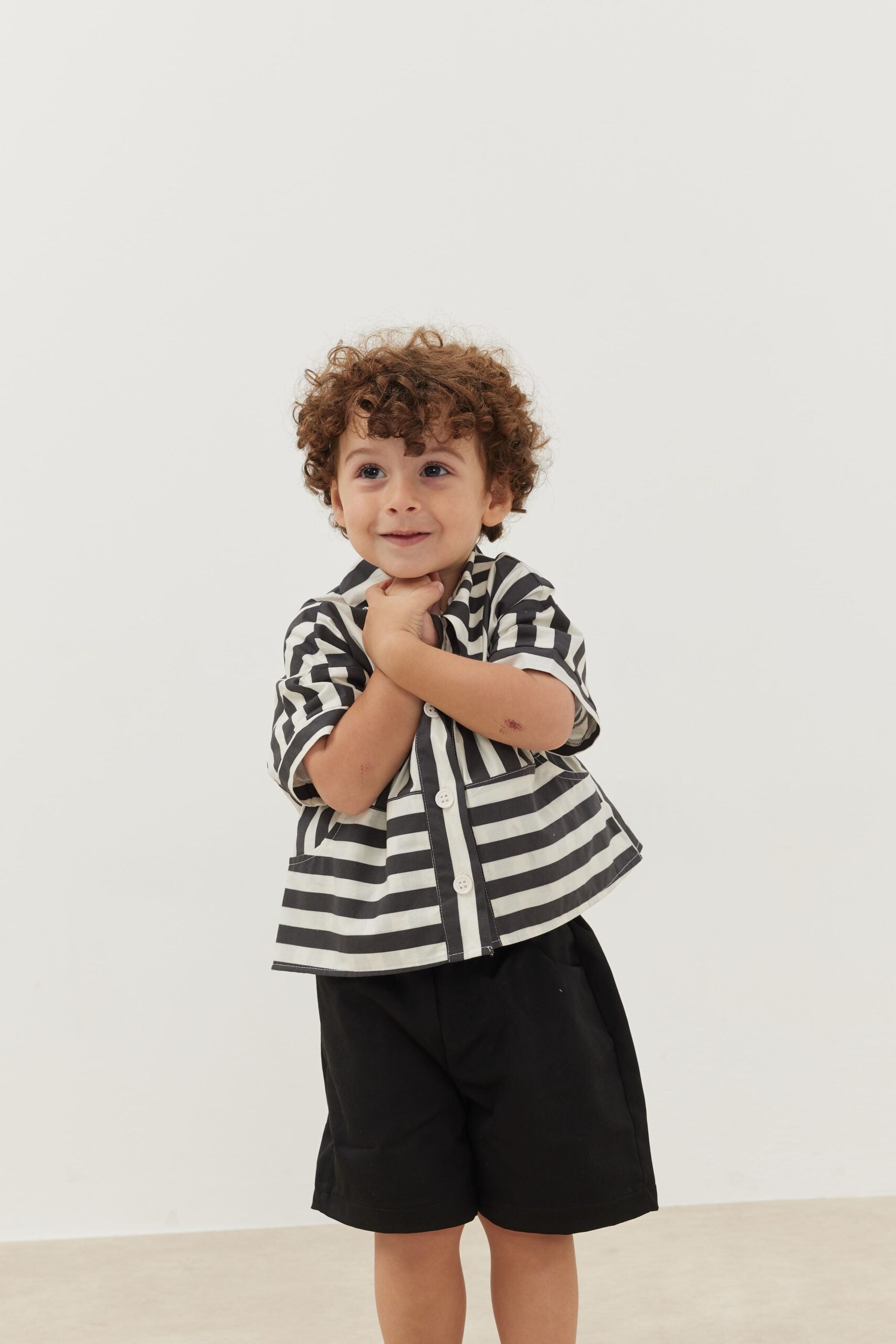 Kangaroo pocket shirt striped black