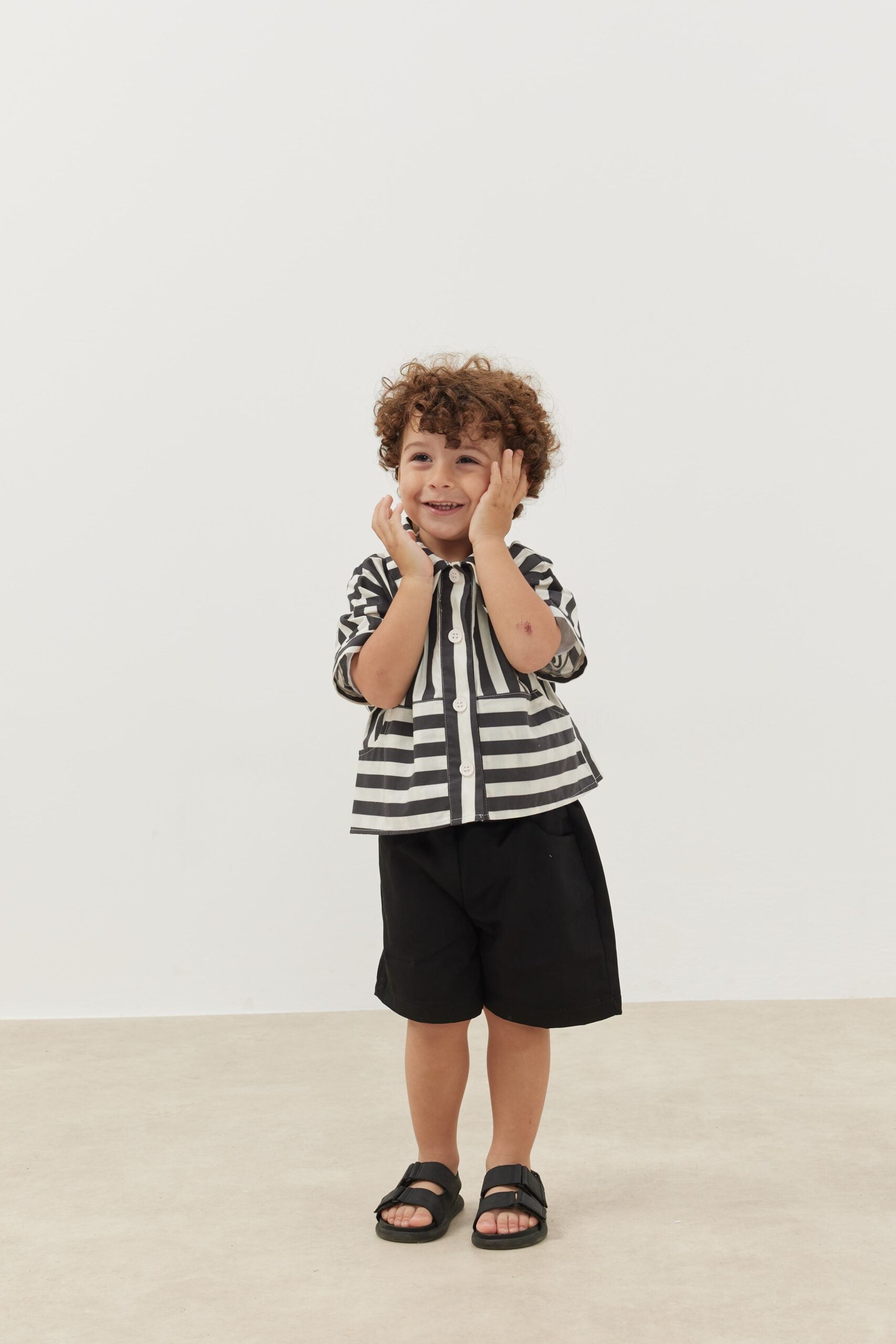 Kangaroo pocket shirt striped black