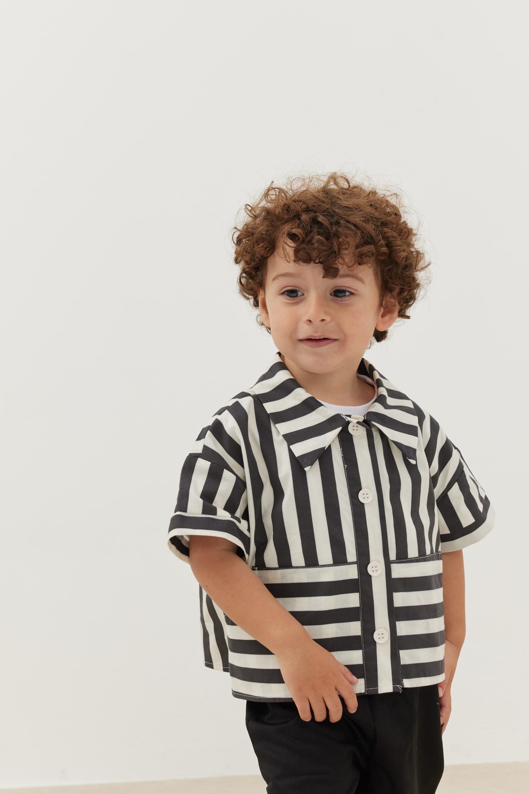 Kangaroo pocket shirt striped black