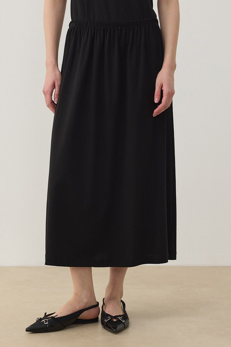 Black skirt lining
