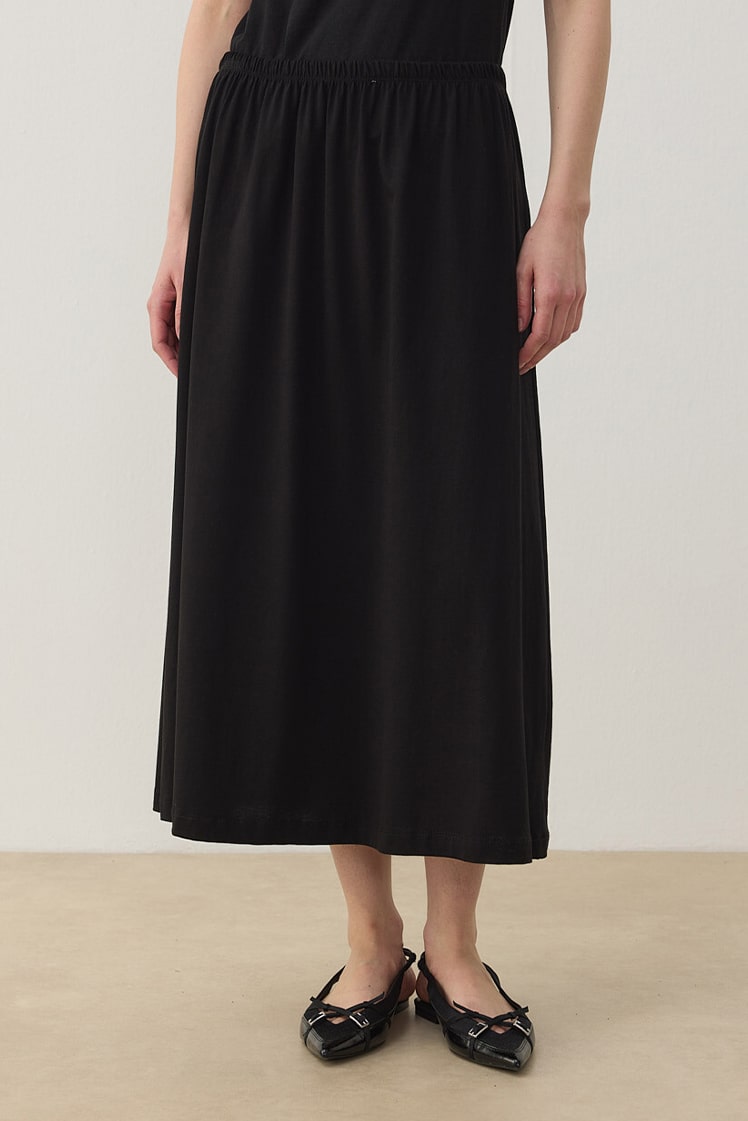 Black skirt lining