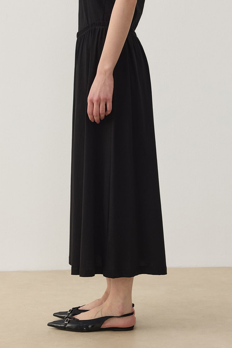 Black skirt lining