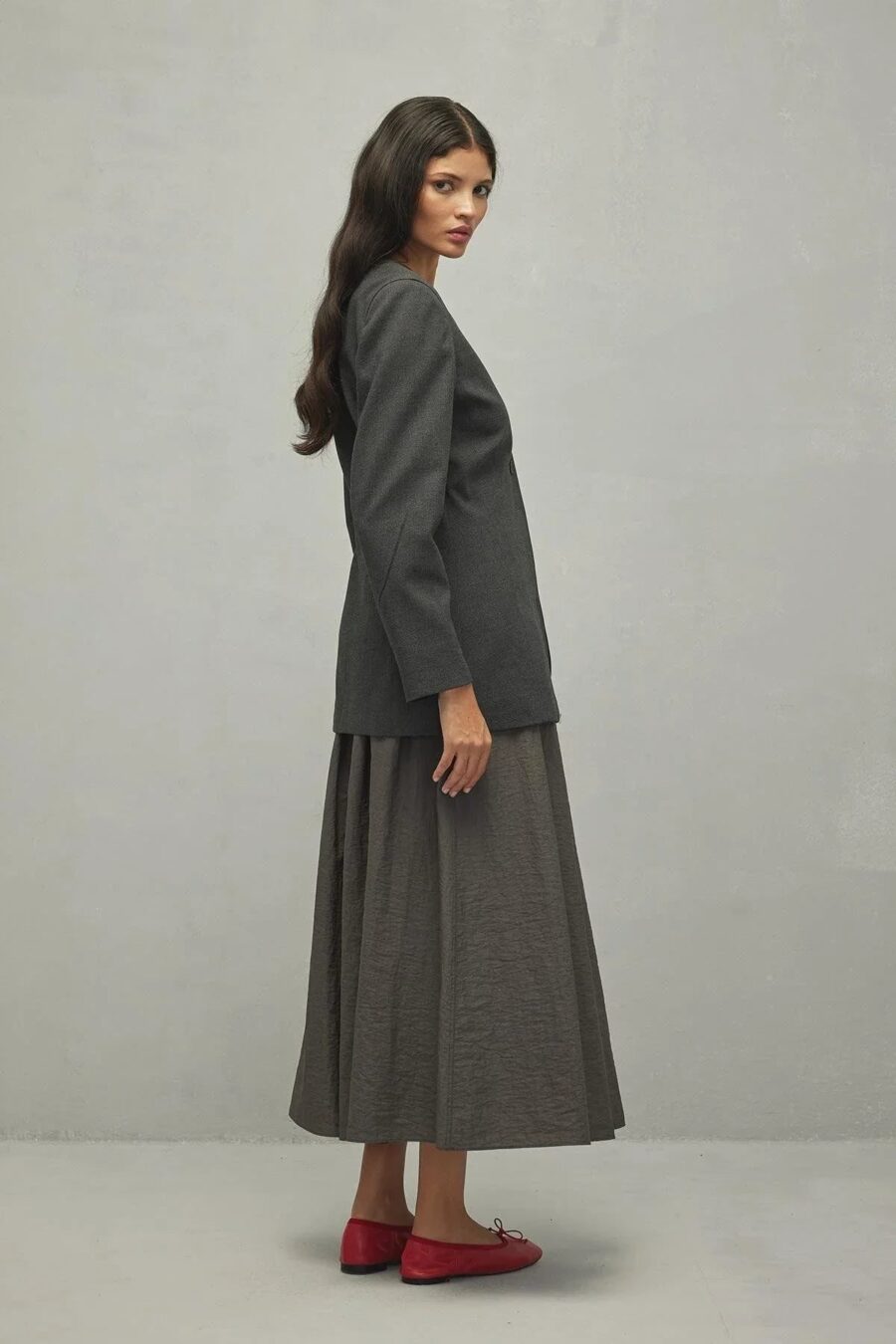 Anthracite pleated skirt suit