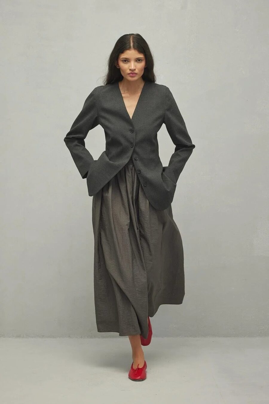 Anthracite pleated skirt suit