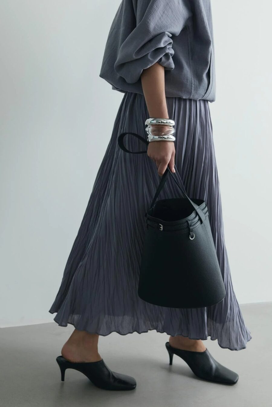 women-gray-donette-pleated-skirt-kanstore-5-min Gray donette pleated suit