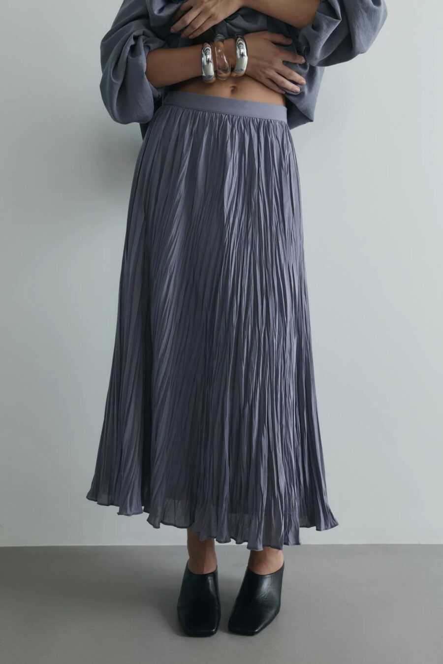 women-gray-donette-pleated-skirt-kanstore-6-min Gray donette pleated suit