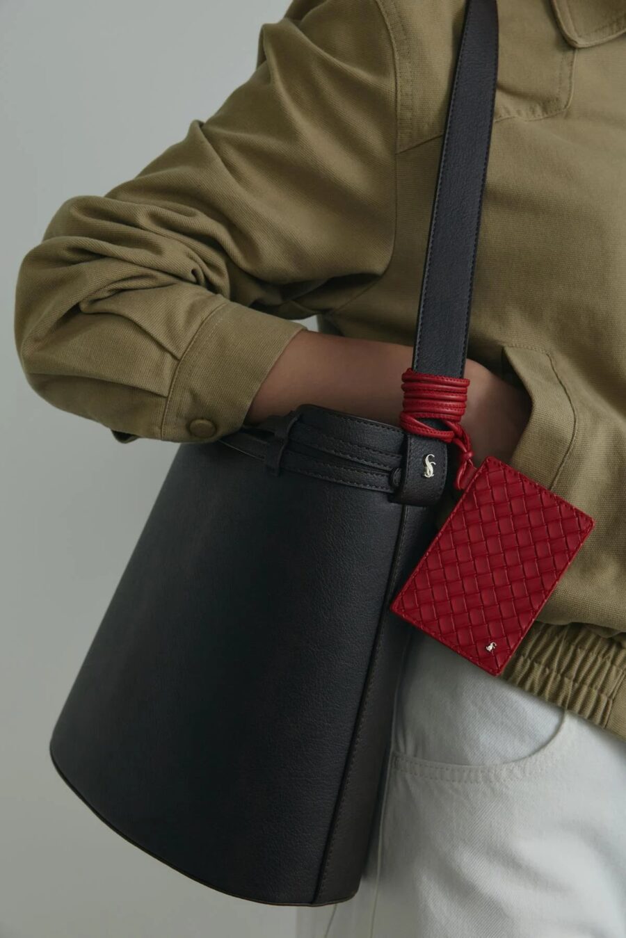 women-red-lue-mirrored-card-holder-kanstore-2-min Red lue mirrored card holder