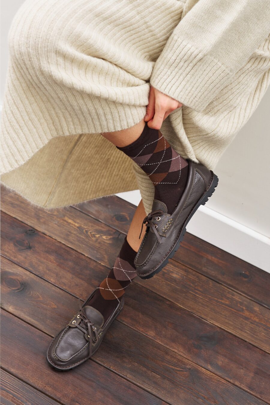 Diamond pattern socks brown check