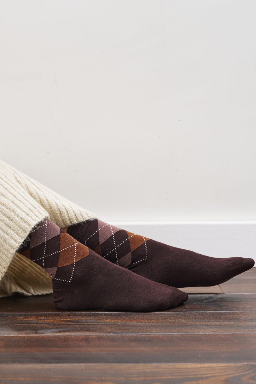 Diamond pattern socks brown check
