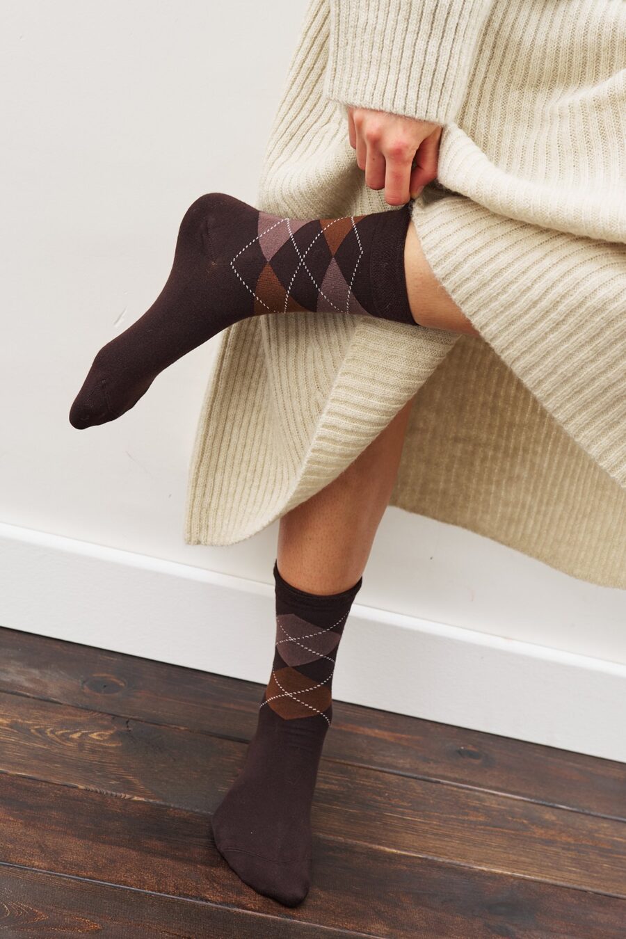 Diamond pattern socks brown check