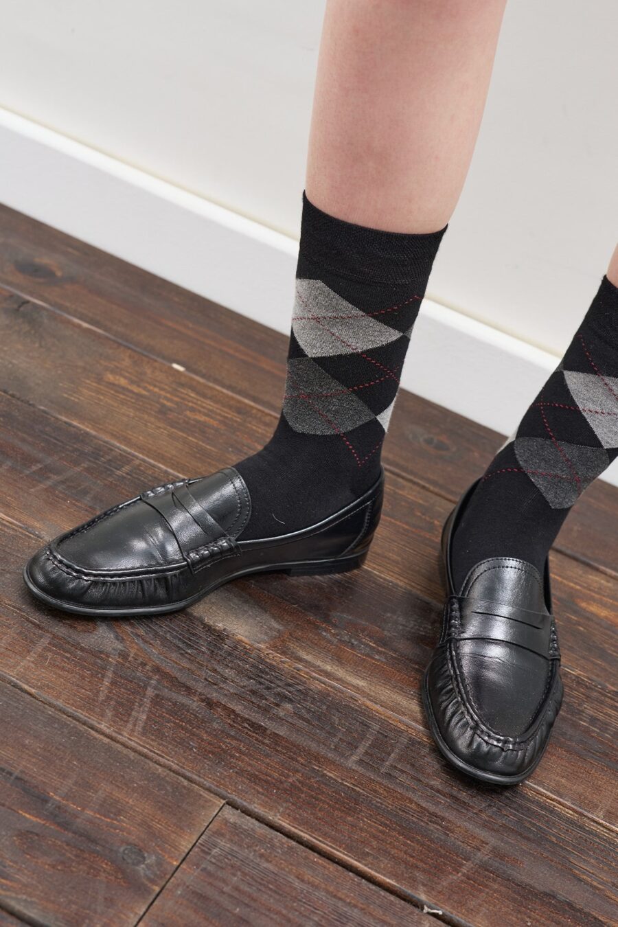 Diamond pattern socks black check