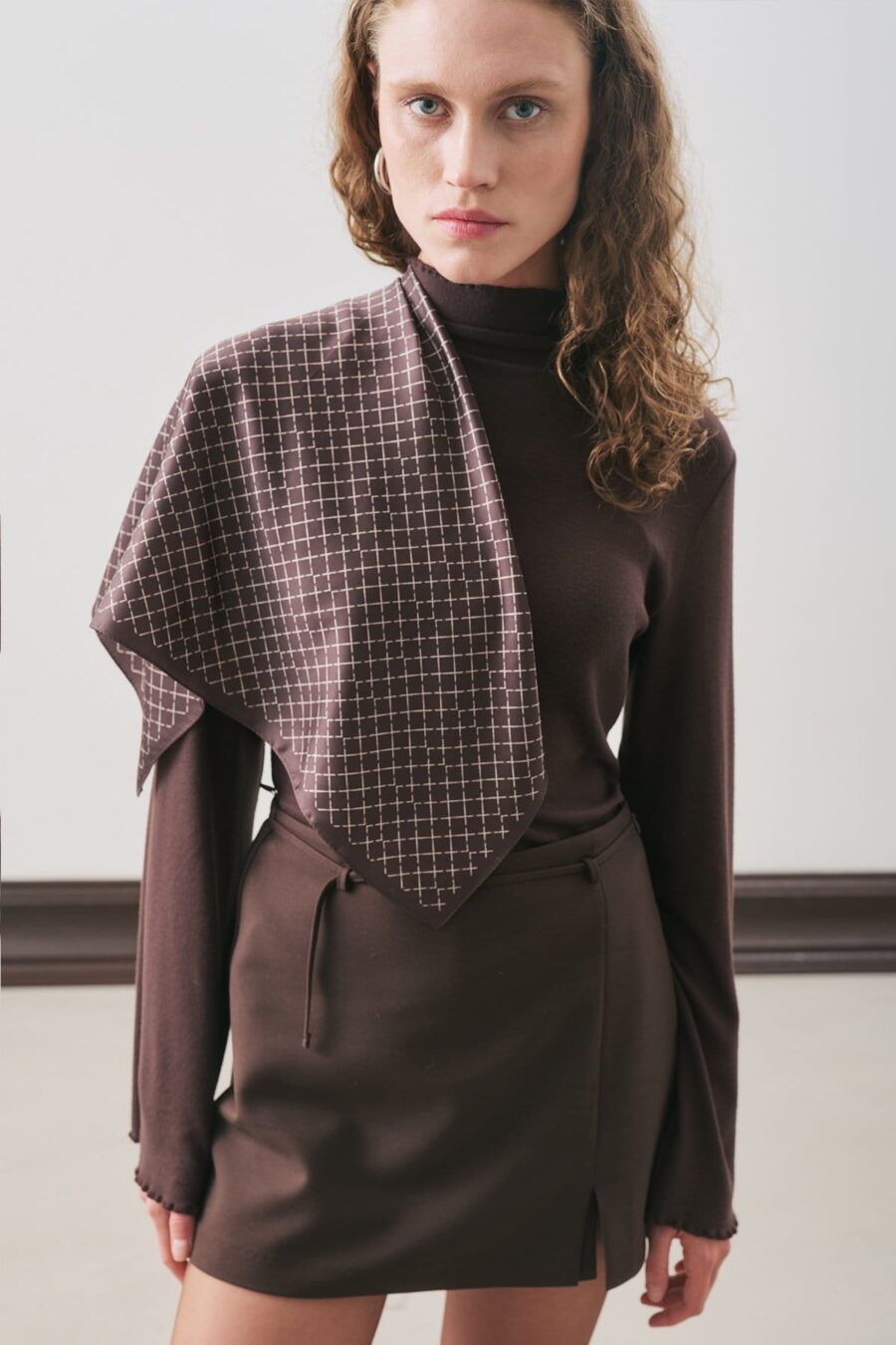 Patterned medium-length satin scarf fria