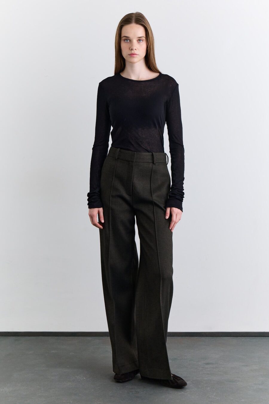 Khaki classic pleated fabric trousers