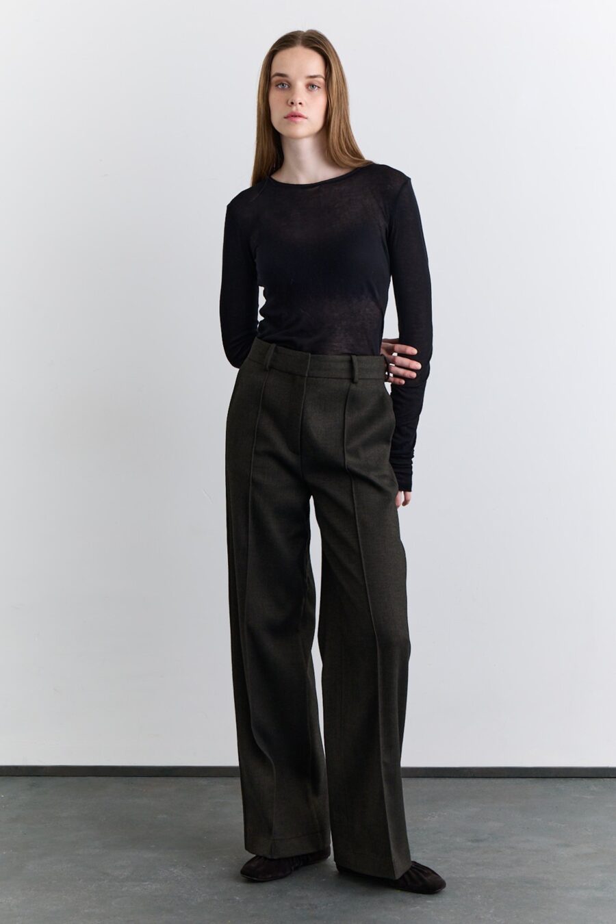 Khaki classic pleated fabric trousers