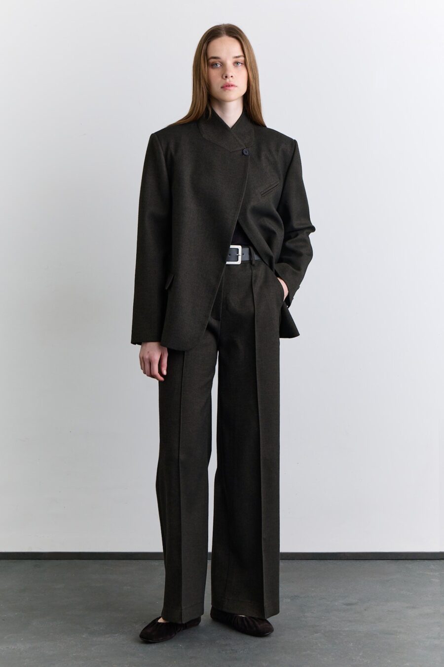 Khaki classic pleated fabric trousers