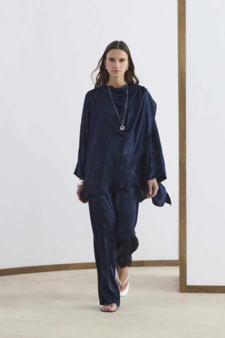 Navy shawl collar detailed suit