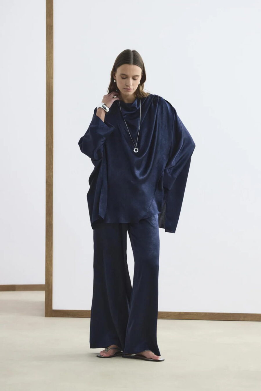 Navy shawl collar detailed suit